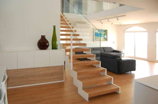 Reforma interior de un loft escalera de madera Reforma interior de un loft escalera de madera